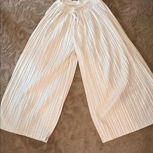 Super cute girls wide leg pleated pants from Zara.  Great condition!